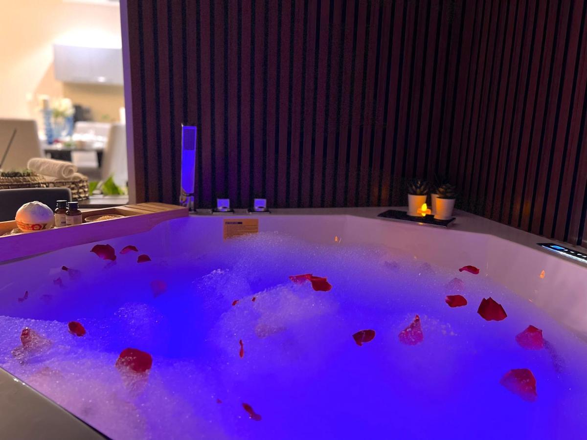 Stylish Apartment With A Jacuzzi Mascate Exterior foto